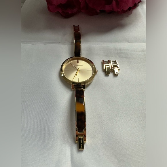 Michael Kors stunning gold watch - Picture 1 of 5